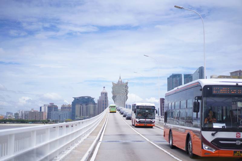 澳门城市大桥公交行驶图片