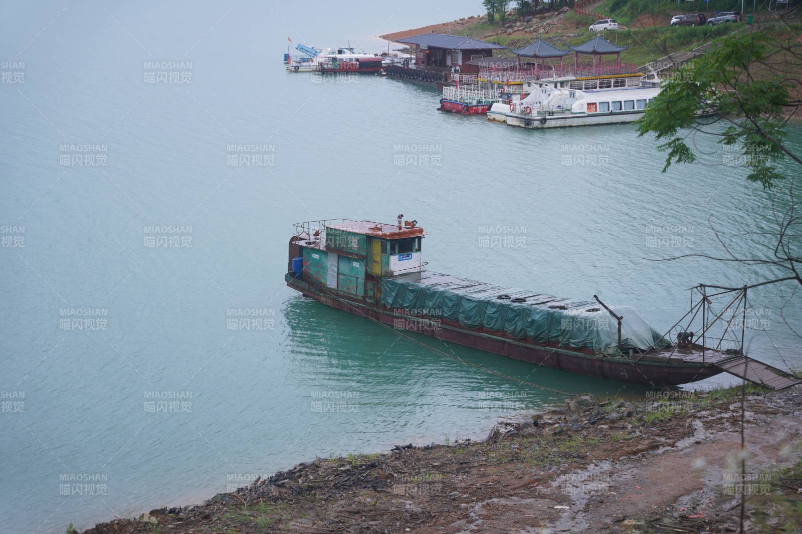 湖畔停泊的货船湖图片
