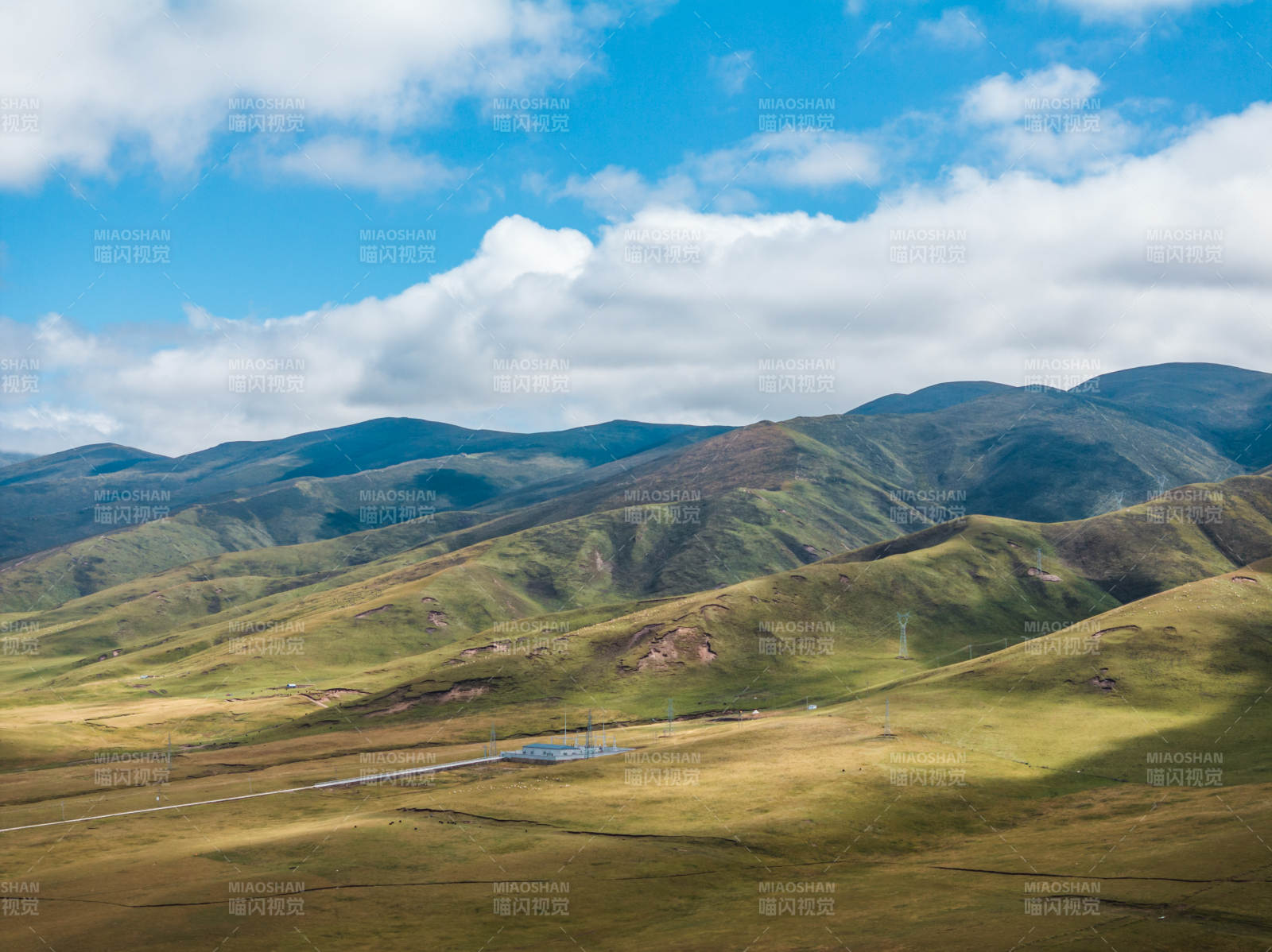 草原山峦蓝天白云自然风光绿色丘陵广阔高原图片