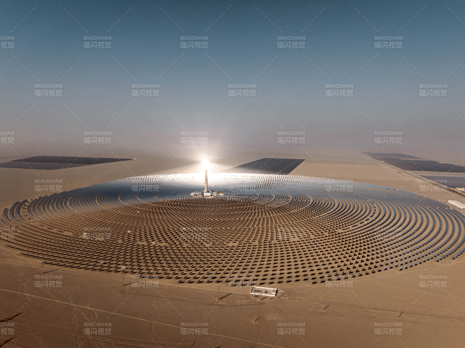 敦煌熔盐塔式光热电站绿色能源光伏发电大景图片