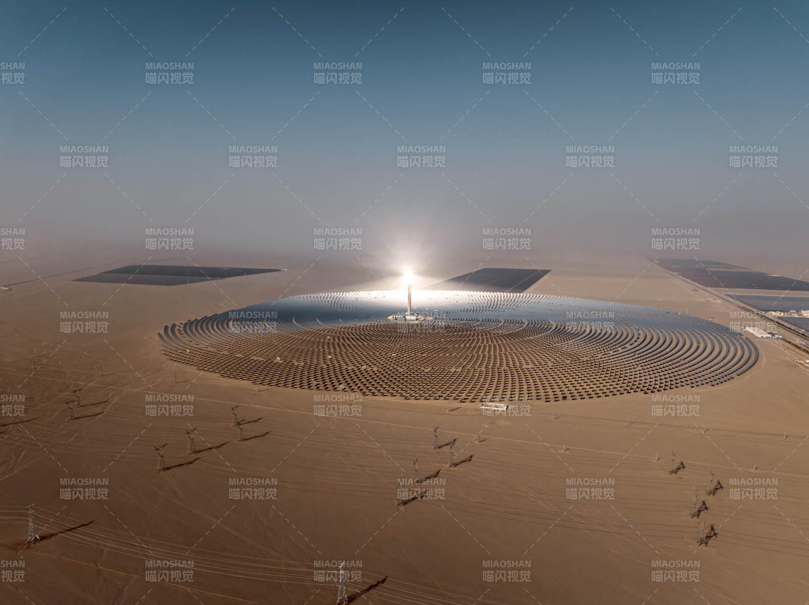 敦煌熔盐塔式光热电站绿色能源光伏发电全景图片