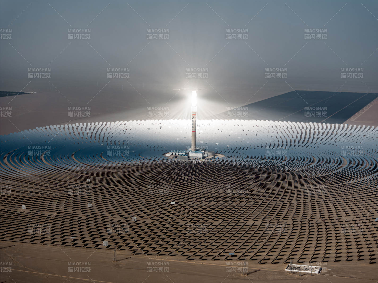 敦煌熔盐塔式光热电站绿色能源光伏发电全貌图片