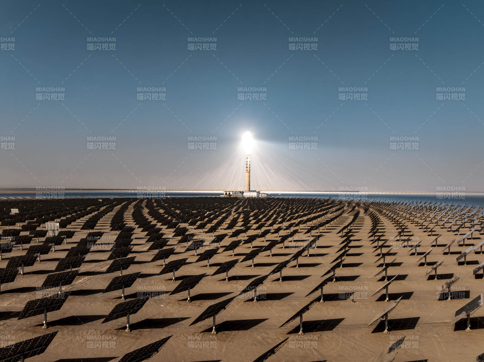 敦煌熔盐塔式光热电站绿色能源光伏发电沙漠图片