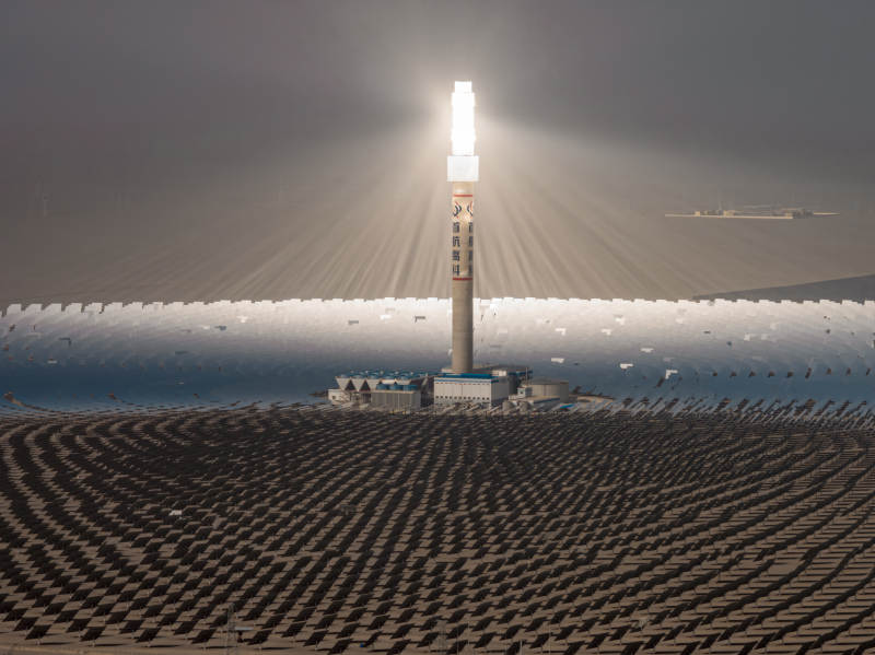 敦煌熔盐塔式光热电站绿色能源光伏集热塔图片