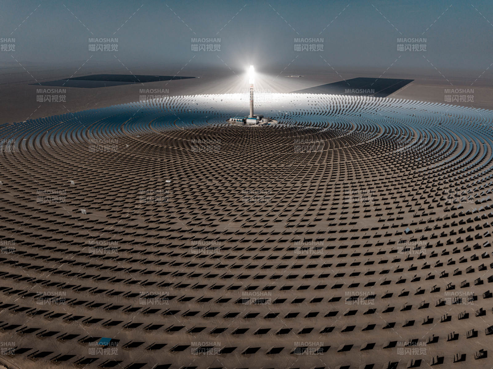 敦煌熔盐塔式光热电站绿色能源环保光伏发电图片