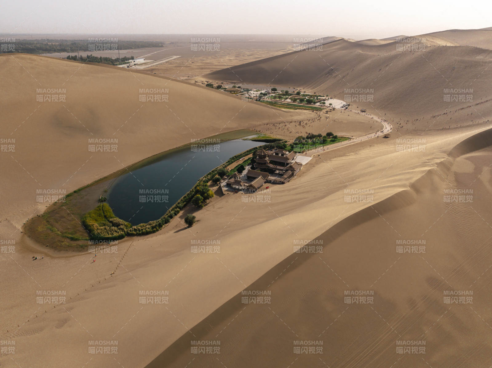 敦煌沙州鸣沙山月牙泉沙漠绿洲景点经典航拍图片