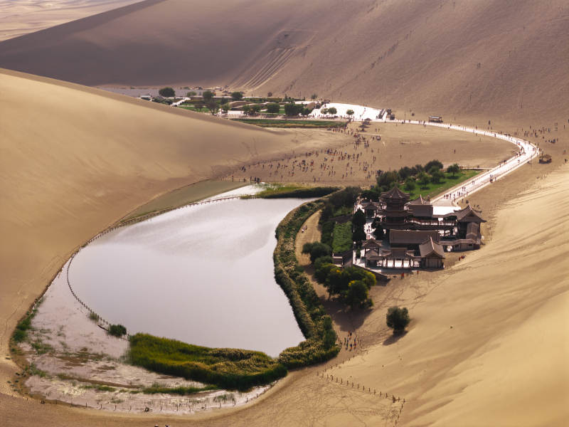 敦煌沙州鸣沙山月牙泉沙漠绿洲月泉阁航拍图片