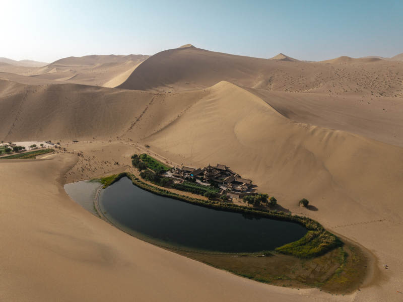 甘肃敦煌沙州鸣沙山月牙泉沙漠绿洲古建航拍图片