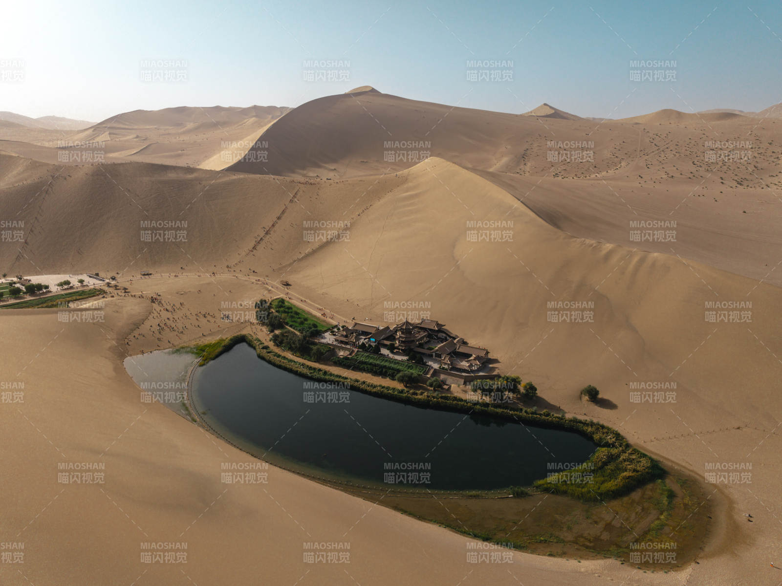 甘肃敦煌沙州鸣沙山月牙泉沙漠绿洲古建航拍图片