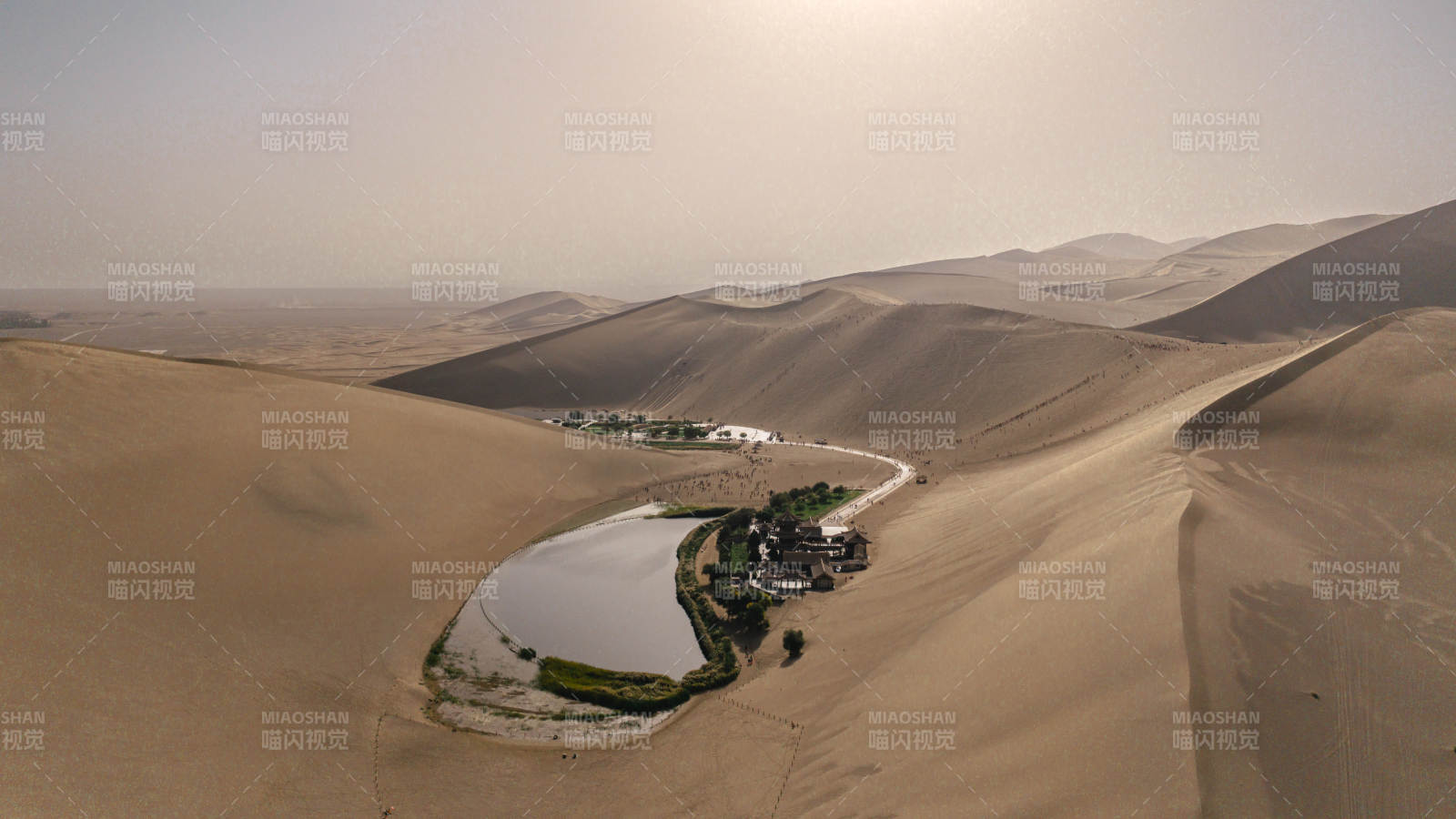甘肃敦煌沙州鸣沙山月牙泉沙漠绿洲航拍全景图片