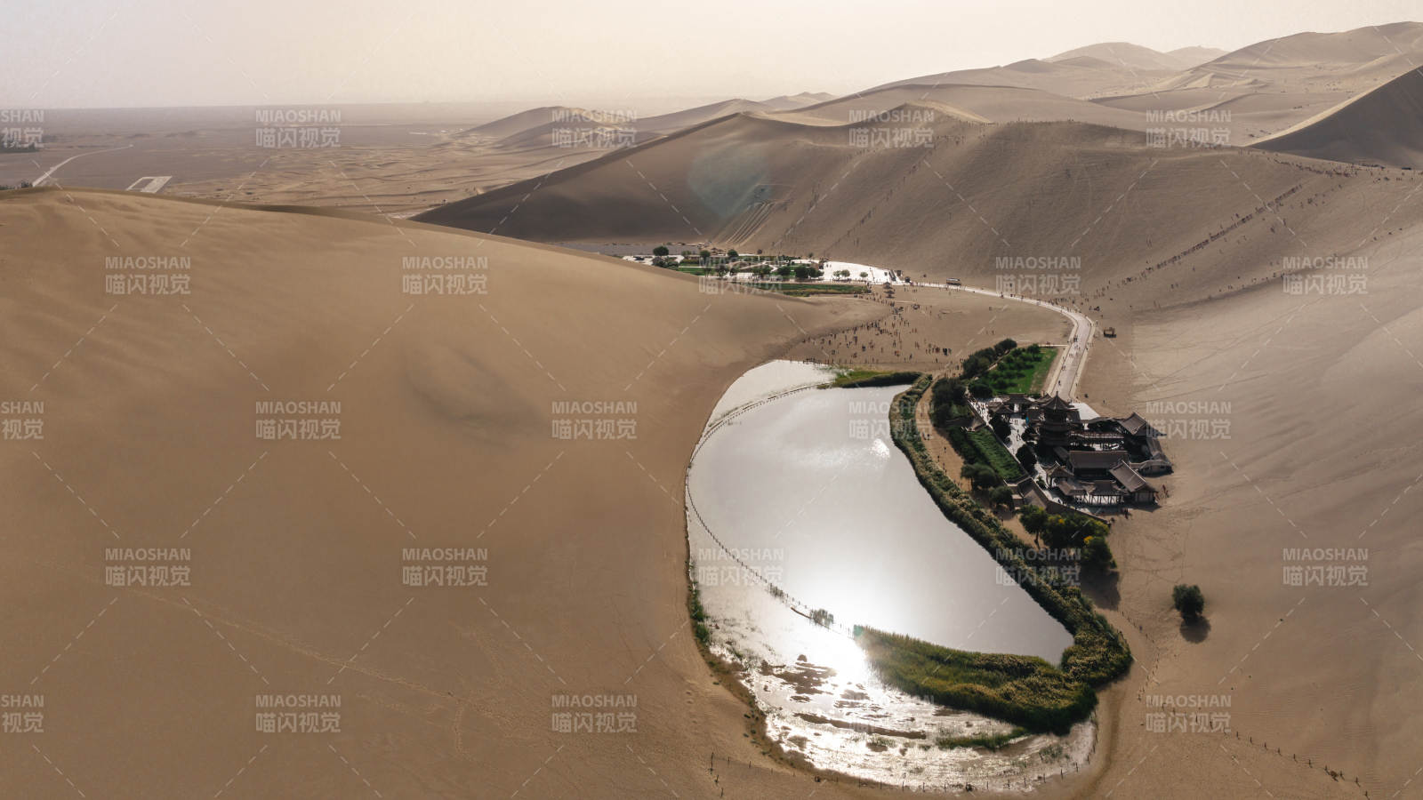 甘肃酒泉敦煌沙州鸣沙山月牙泉沙漠绿洲航拍图片