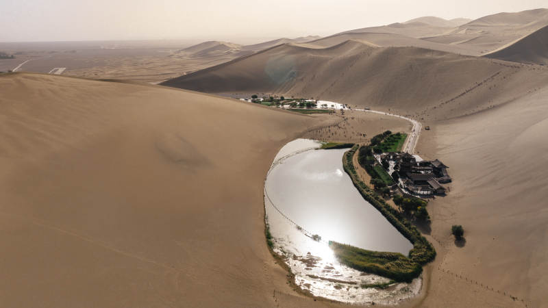 甘肃酒泉敦煌沙州鸣沙山月牙泉沙漠绿洲航拍图片