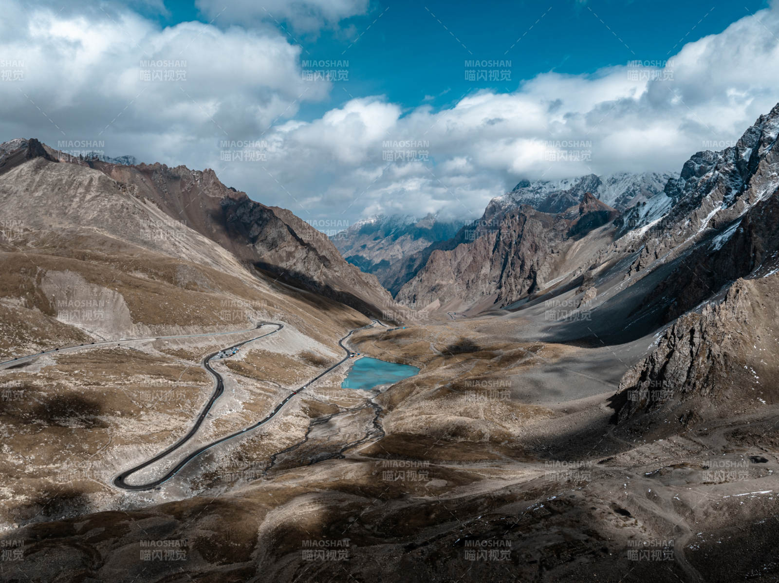 高原蓝湖与蜿蜒山路的壮阔独库公路自然风光图片
