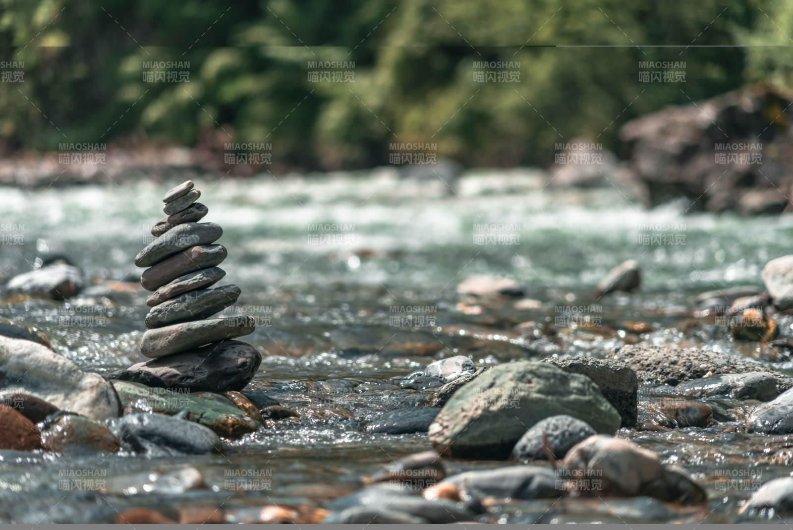高原森林山间溪流河流清澈水流大自然石堆图片