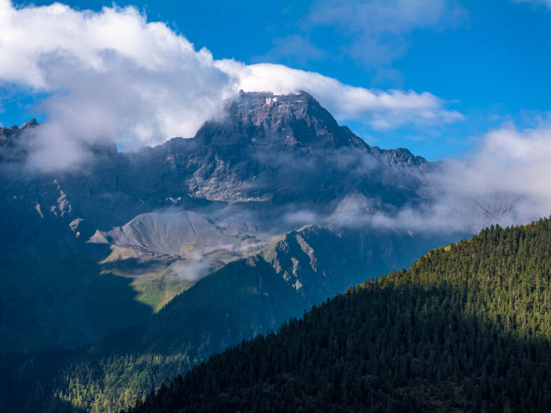 高原云海高耸壮丽山峰云雾缭绕雪山原始森林图片