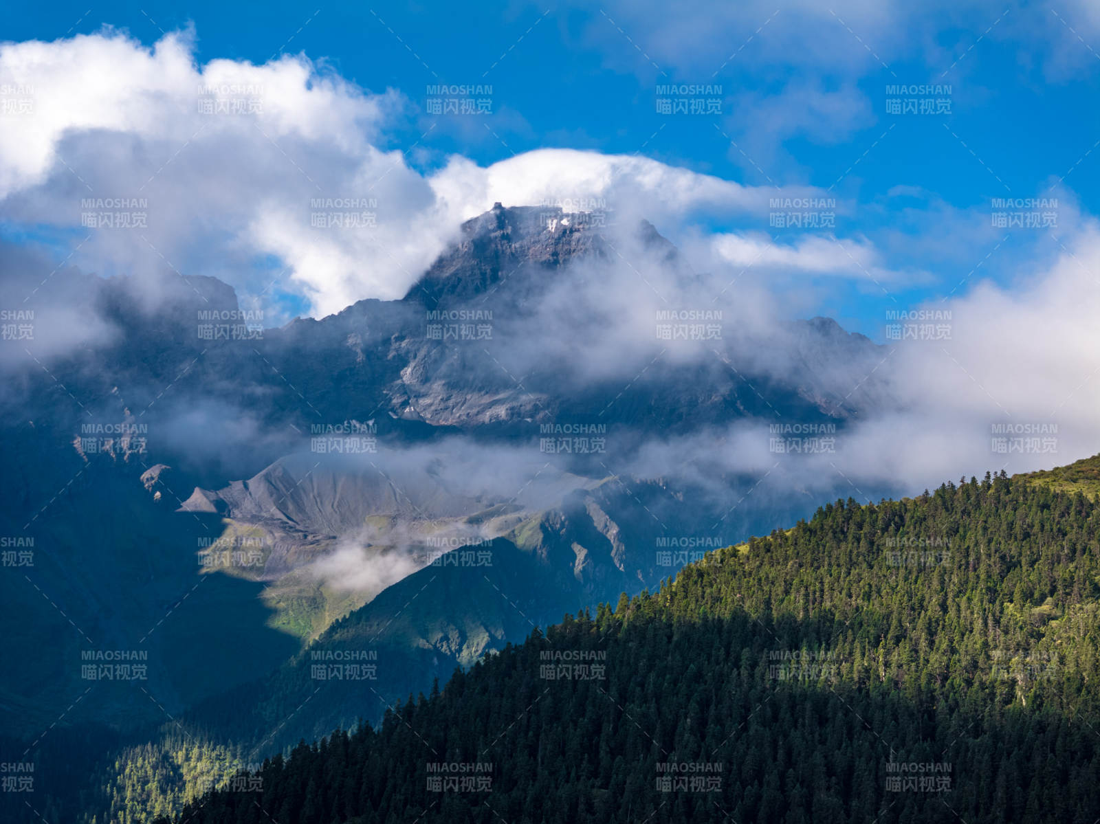 高原云海高耸壮丽山峰云雾缭绕雪山原始森林图片