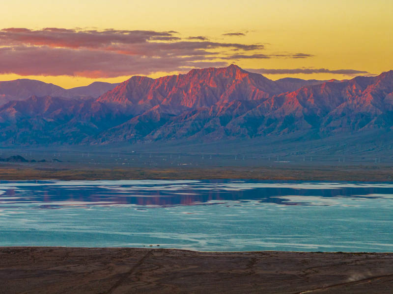 戈壁湖泊日落黄昏金色晚霞群山倒影柴旦湖图片