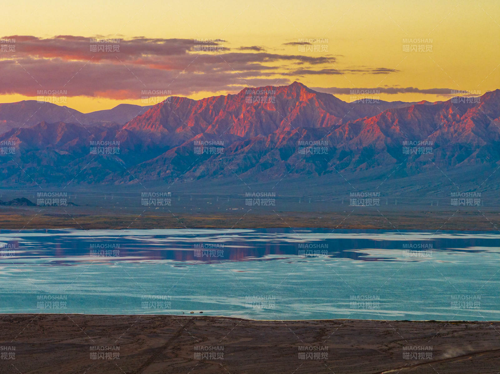 戈壁湖泊日落黄昏金色晚霞群山倒影柴旦湖图片