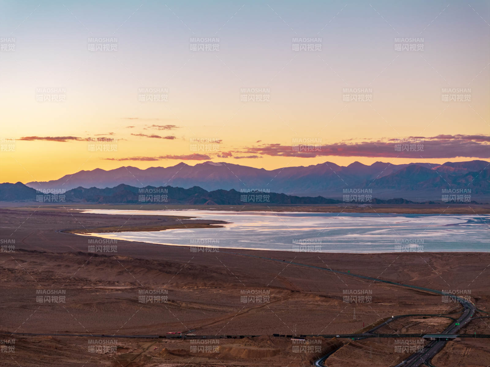戈壁湖泊日落黄昏天空倒影小柴达木湖柴旦湖图片