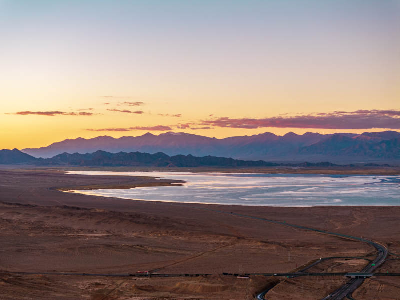 戈壁湖泊日落黄昏天空倒影小柴达木湖柴旦湖图片