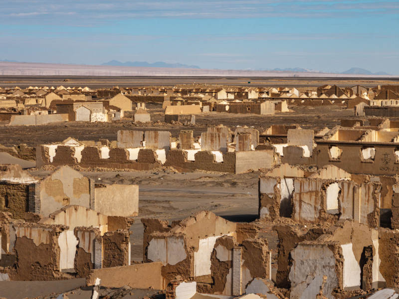 戈壁荒漠废弃土坯风化侵蚀岁月流逝石油小镇图片