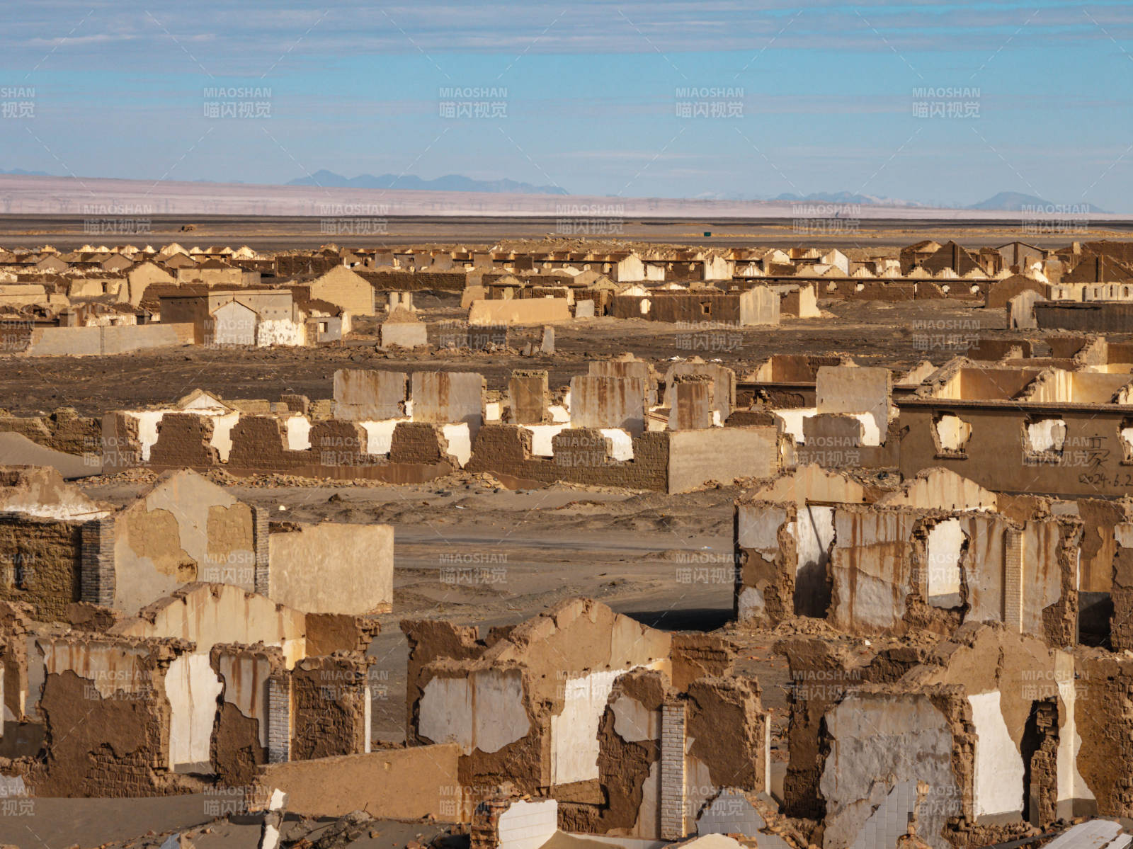 戈壁荒漠废弃土坯风化侵蚀岁月流逝石油小镇图片