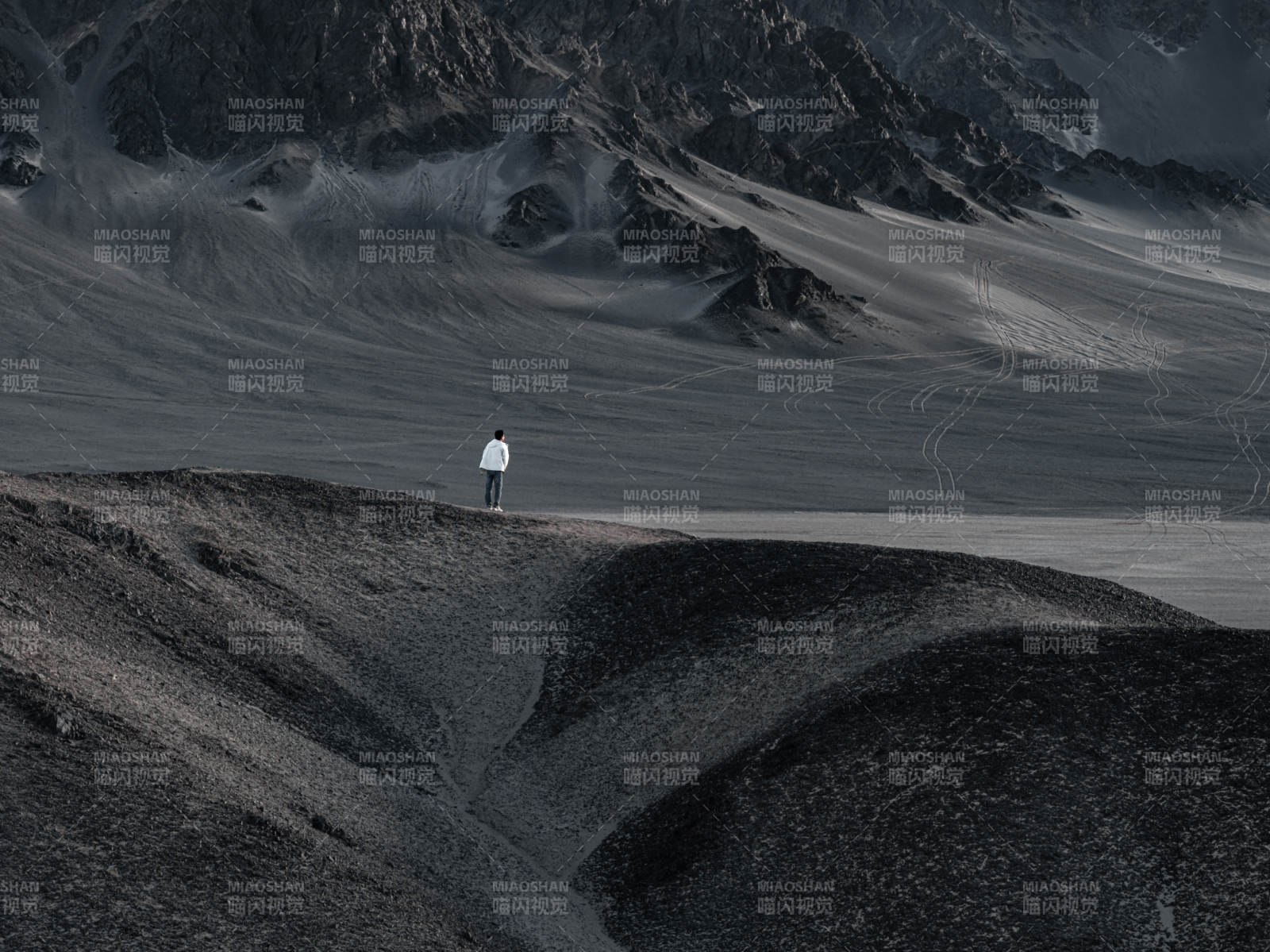 孤独旅人站立在荒凉山地眺望探索远方沙漠图片