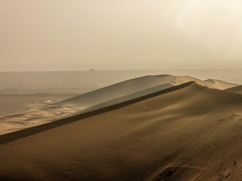 广阔的沙漠沙丘日出壮丽景观大自然线条感图片