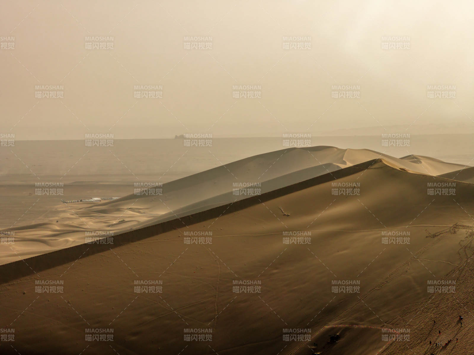 广阔的沙漠沙丘日出壮丽景观大自然线条感图片