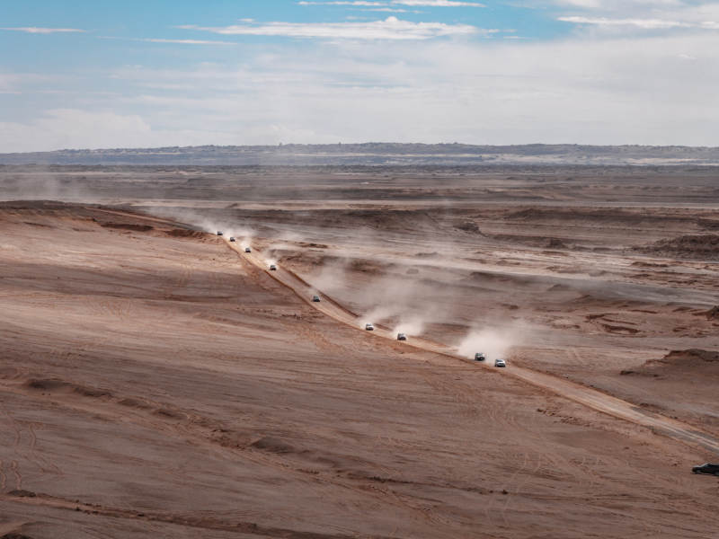 广袤荒漠中车队在火星无人区疾驰沙尘飞扬图片