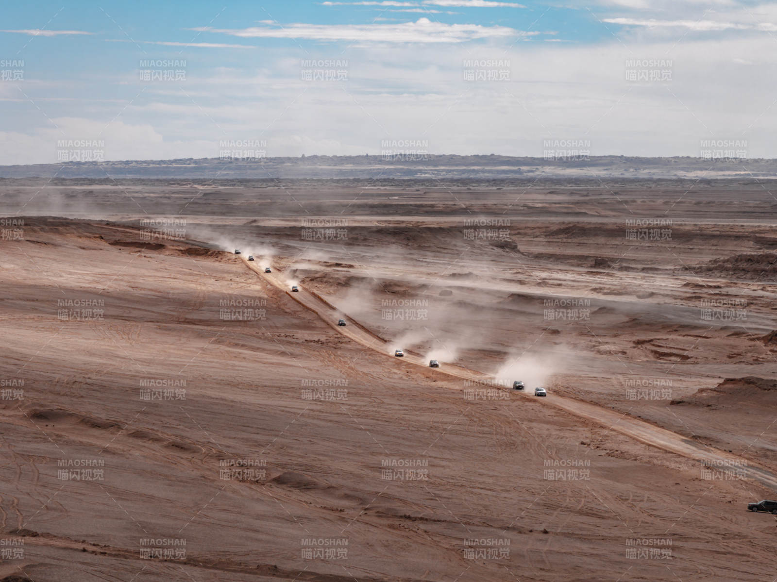 广袤荒漠中车队在火星无人区疾驰沙尘飞扬图片