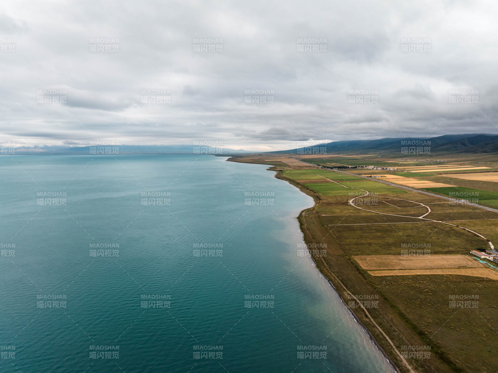 海岸线与农田交错自然风光航拍山脉云层地理图片