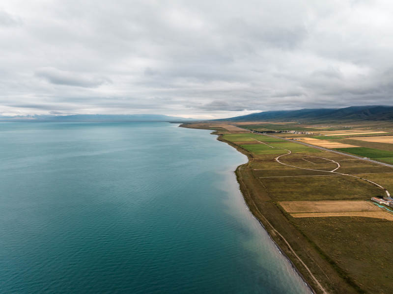 海岸线与农田交错自然风光航拍山脉云层地理图片