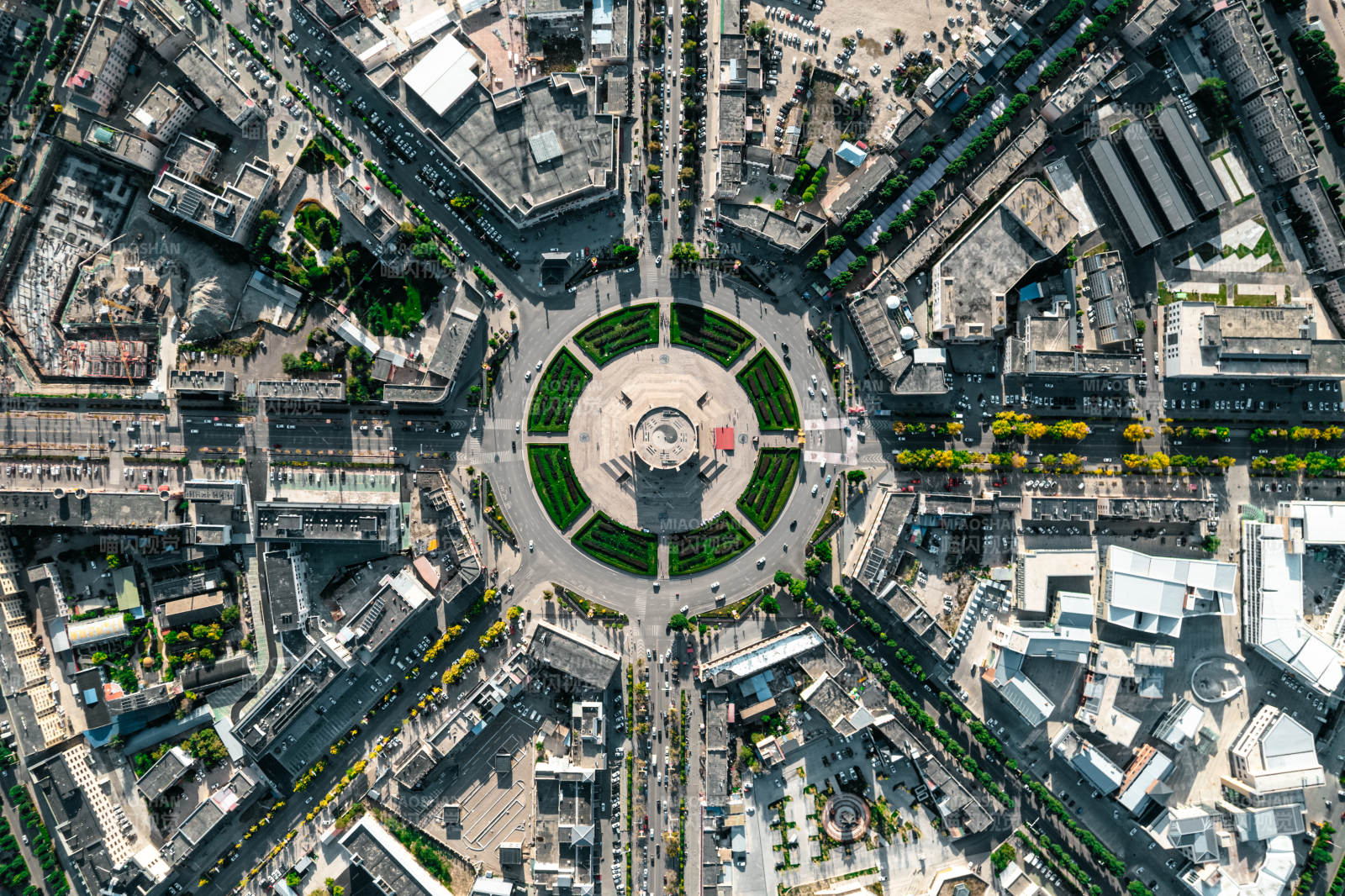 航拍新疆伊犁特克斯八卦城城市全景环岛航拍图片