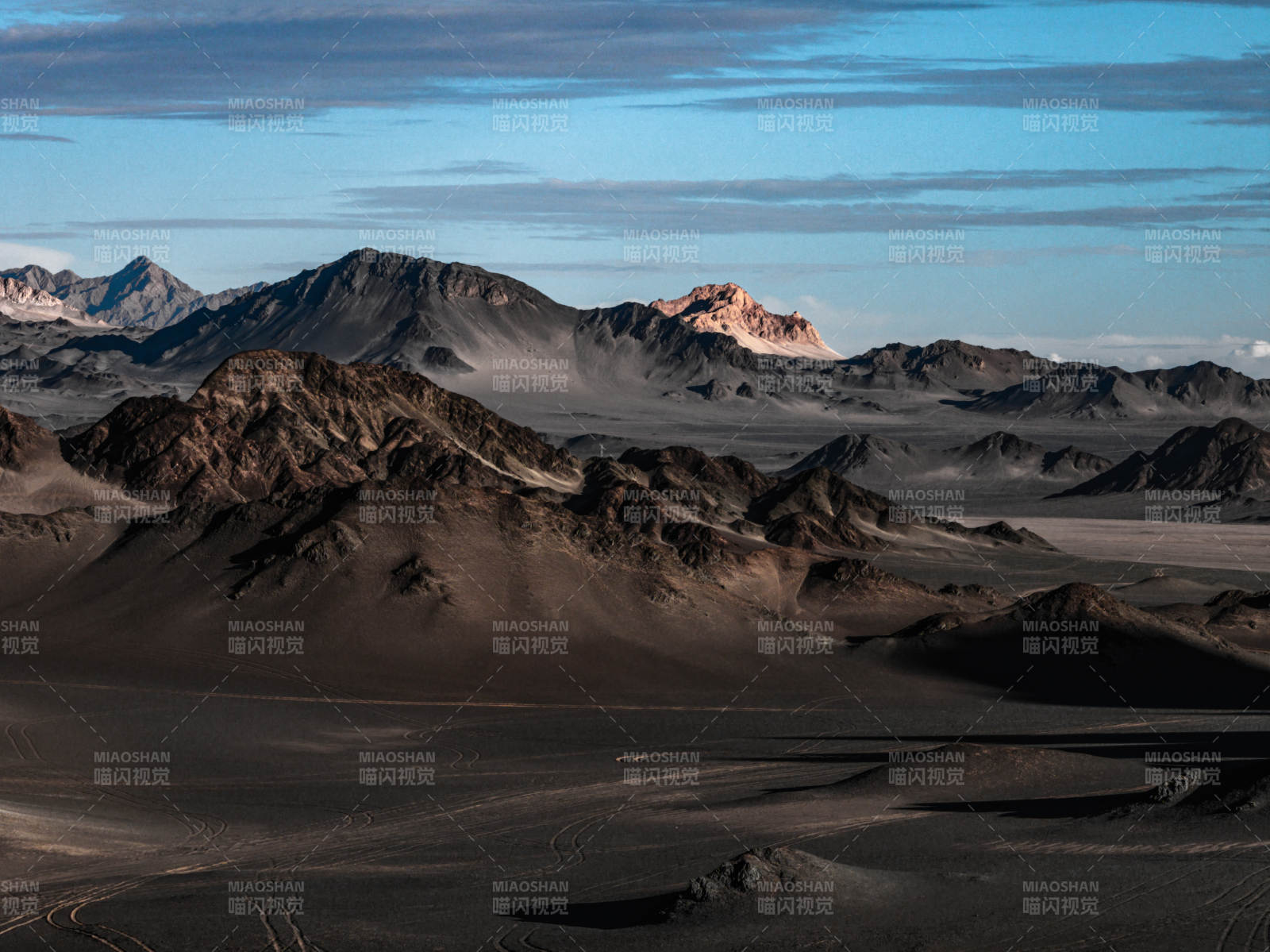 黑独山荒漠戈壁远山日落光影变幻自然奇观图片