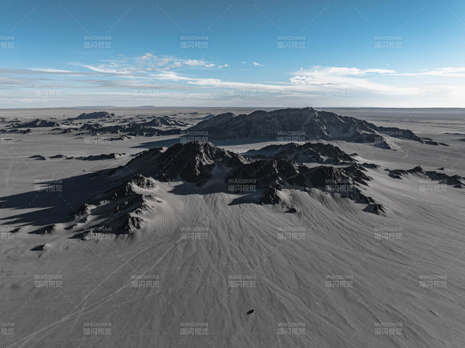 黑独山山脉孤耸沙漠中沙丘天际勾勒荒凉戈壁图片