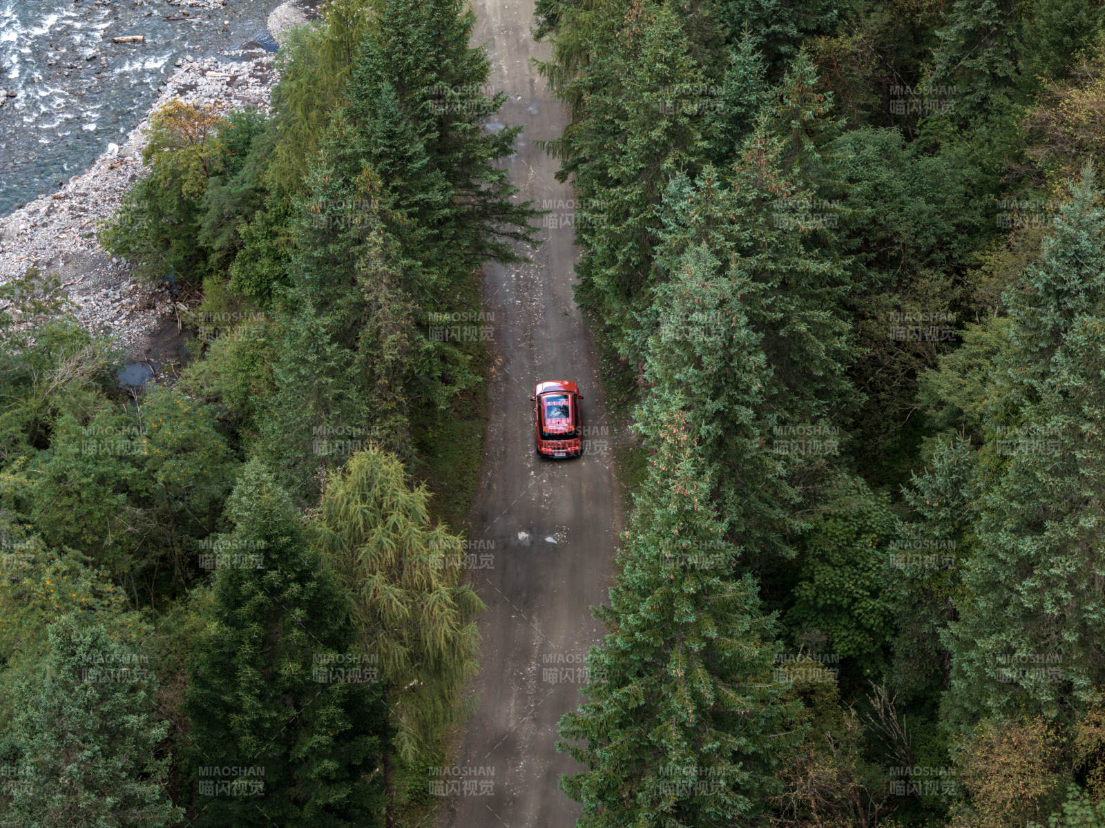 红色汽车在山林溪流边穿越原始森林越野自驾图片