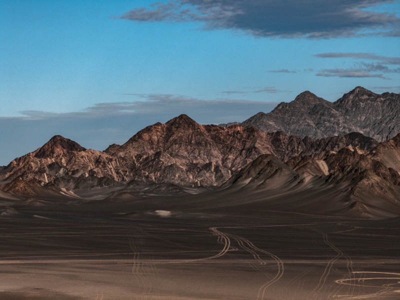 荒漠山脉蜿蜒车辙延伸自然风光凸显壮丽线条图片