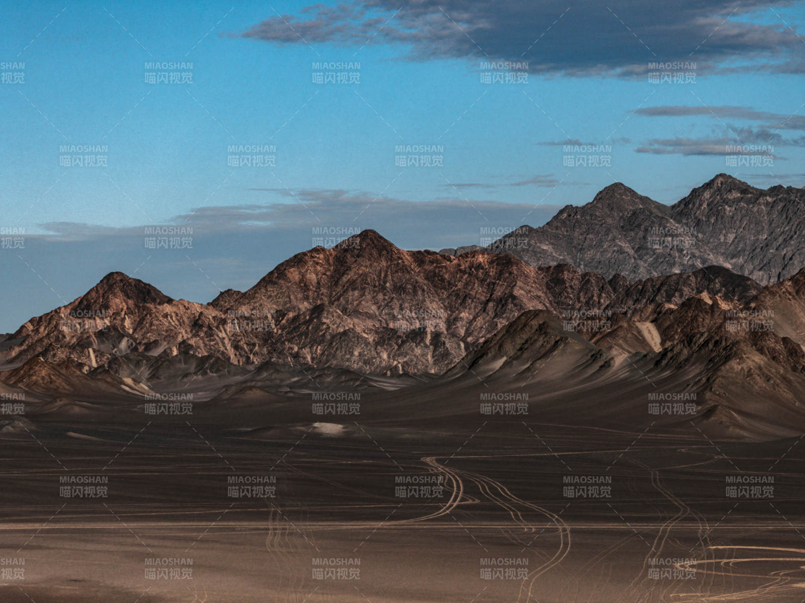 荒漠山脉蜿蜒车辙延伸自然风光凸显壮丽线条图片