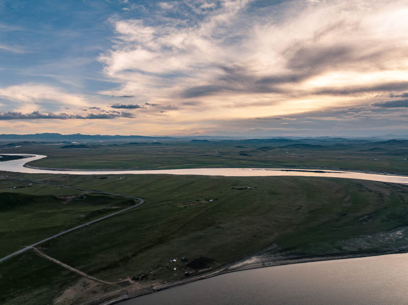 黄河九曲第一湾湿地草原日落草地河畔航拍图片