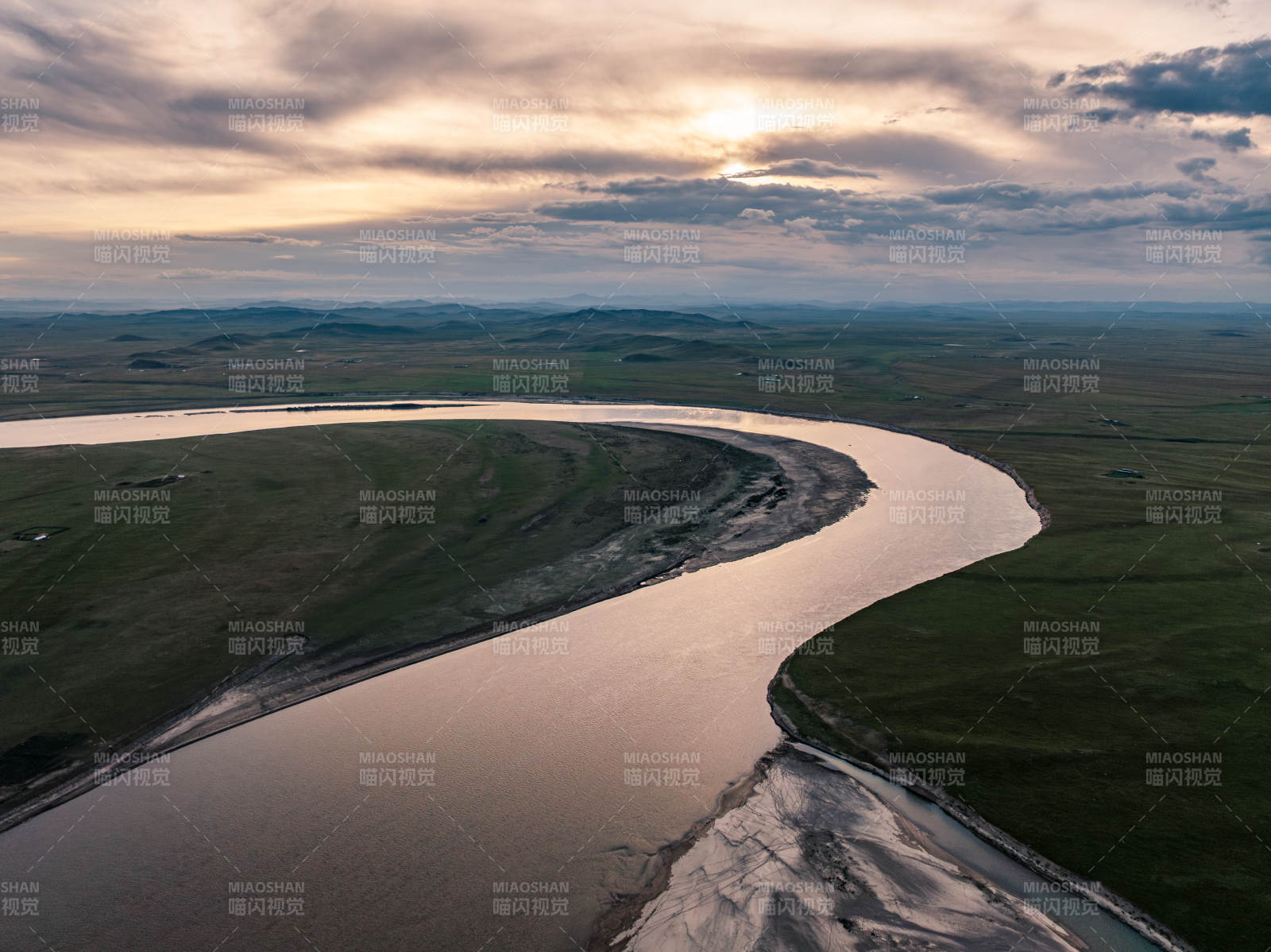 黄河九曲第一湾湿地草原日落蜿蜒河流航拍图片