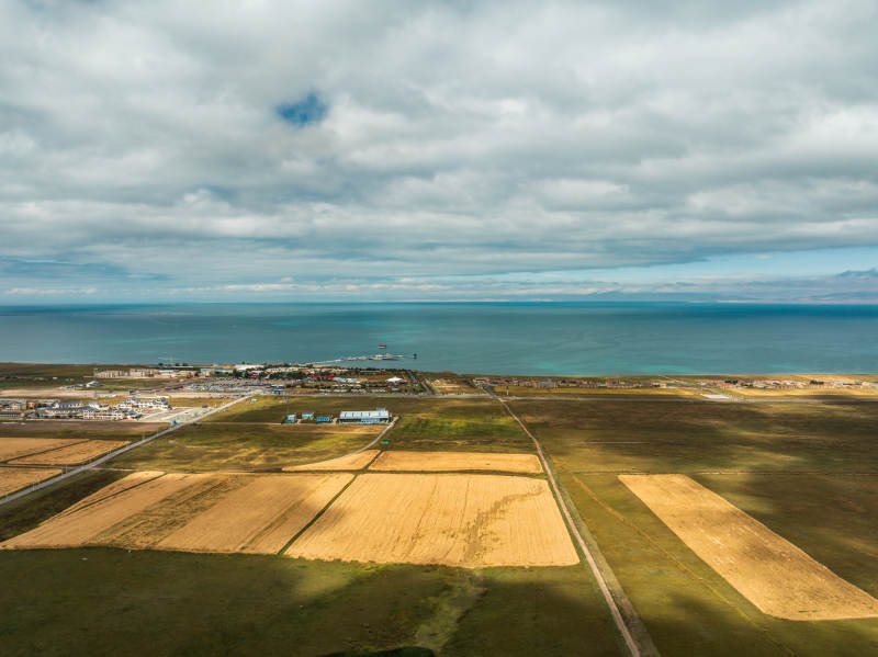 农田村落与青海湖航拍田地蓝色海洋白云景色图片