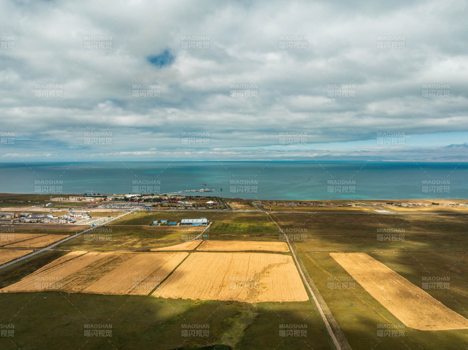 农田村落与青海湖航拍田地蓝色海洋白云景色图片