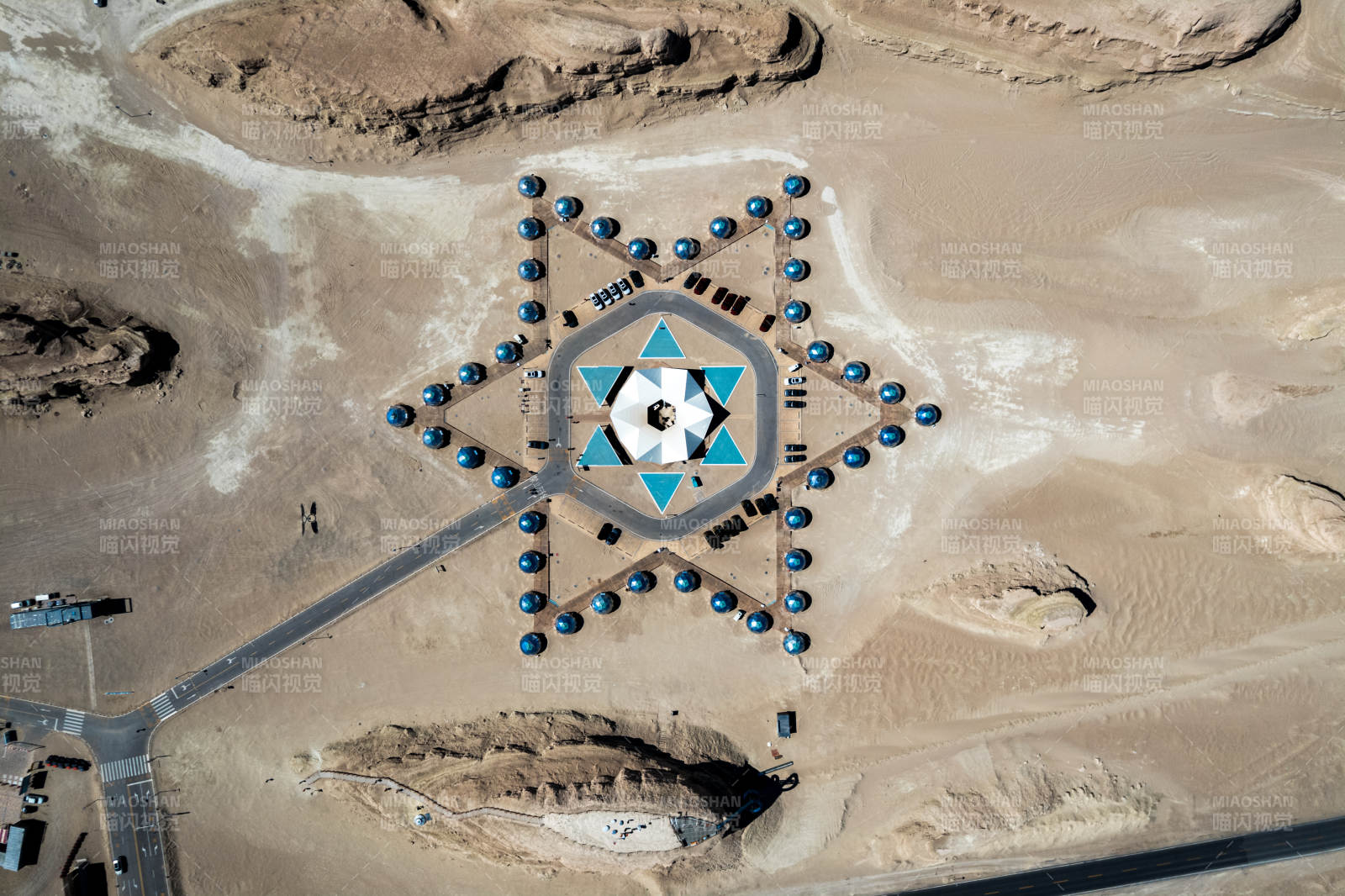 青海格尔木台吉乃尔小镇火星基地几何建筑图片