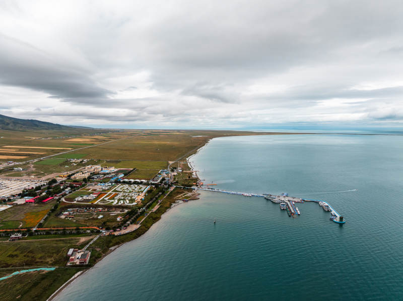 青海湖岸边码头城镇建筑航拍草原云层湖泊图片