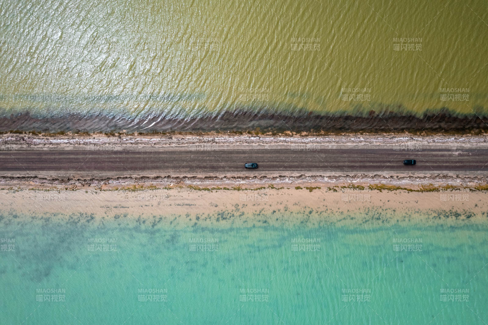 青海双色湖茫崖翡翠湖水上雅丹自驾公路俯拍图片