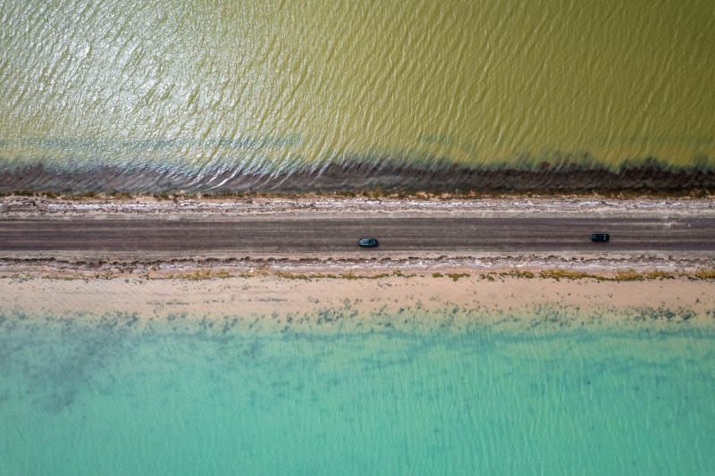 青海双色湖茫崖翡翠湖水上雅丹自驾公路俯拍图片