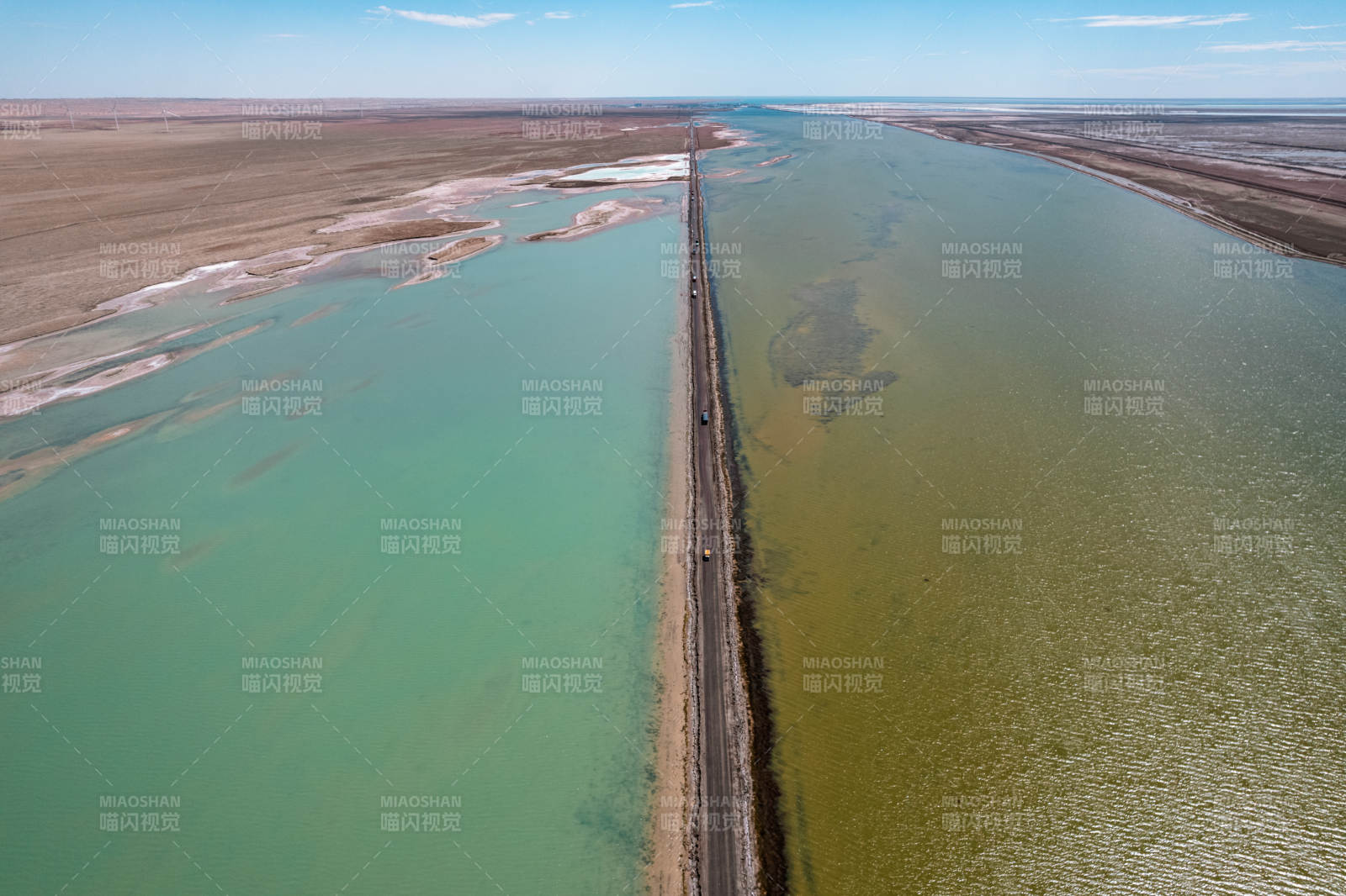 青海双色湖茫崖翡翠湖水上雅丹自驾公路航拍图片