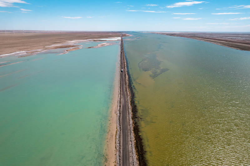 青海双色湖茫崖翡翠湖水上雅丹自驾水上公路图片