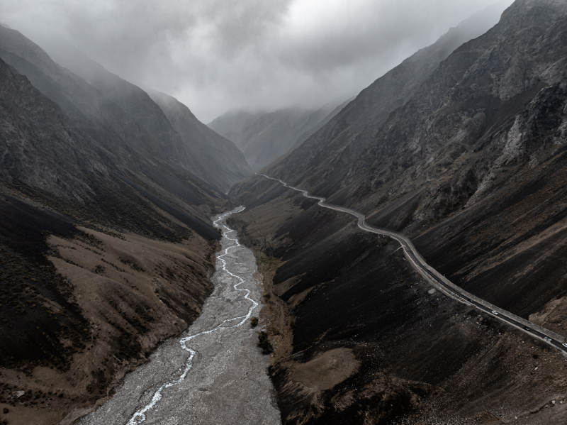 山谷公路与溪流相映成趣的独库公路自然人文图片